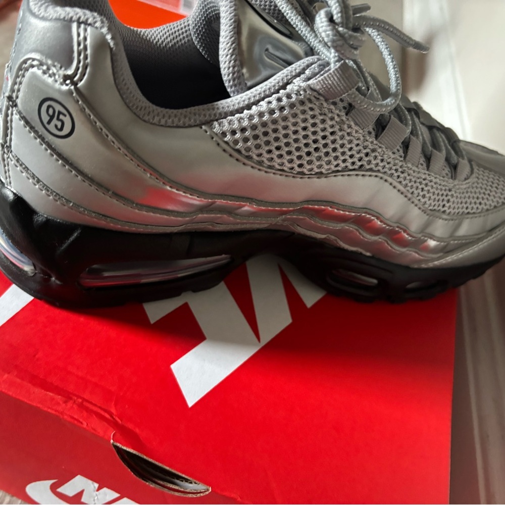 Nike Silver and Black Air Max 95 Runner - Picture 4 of 4